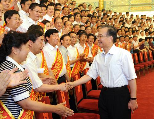 6月22日,中央国家机关先进基层党组织、优秀共产党员和优秀党务工作者表彰大会在北京人民大会堂举行。会前,中共中央政治局常委、国务院总理温家宝会见与会代表并讲话。 新华社记者 刘建生 摄