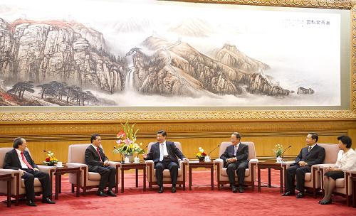 6月22日,中共中央政治局常委、国家副主席习近平在北京人民大会堂亲切会见港区省级政协委员联谊会访问团全体成员。新华社记者 黄敬文 摄