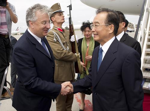6月24日,国务院总理温家宝乘专机抵达匈牙利首都布达佩斯李斯特国际机场,开始对匈牙利进行正式访问。这是温家宝与前来机场迎接的匈牙利副总理谢姆延握手。新华社记者 黄敬文 摄