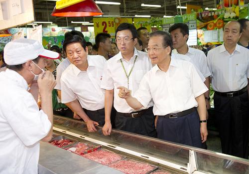 7月9日至10日,中共中央政治局常委、国务院总理温家宝先后来到陕西咸阳、西安等地,访农户、看超市,深入工厂农村、物流公司,广泛听取基层干部群众意见,就当前经济运行有关问题调研。 这是7月9日,温家宝来到咸阳华润万家超市了解猪肉供应销售情况。 新华社记者黄敬文摄