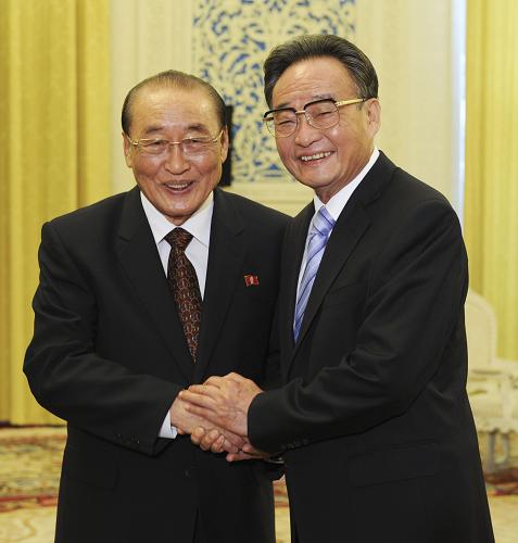 7月11日,全国人大常委会委员长吴邦国在北京人民大会堂会见以最高人民会议常任委员会副委员长杨亨燮为团长的朝鲜友好代表团。新华社记者 饶爱民 摄