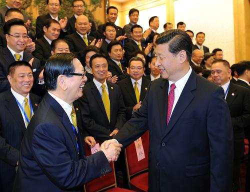 7月13日,中共中央政治局常委、国家副主席习近平在北京人民大会堂亲切会见香港侨界社团联会访京团全体成员。新华社记者 刘建生 摄