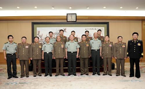 8月26日,中国国务委员兼国防部长梁光烈在北京会见以朝鲜人民武力部后方总局长全昌福为团长的朝鲜人民军后勤代表团。 新华社记者 谢环驰摄