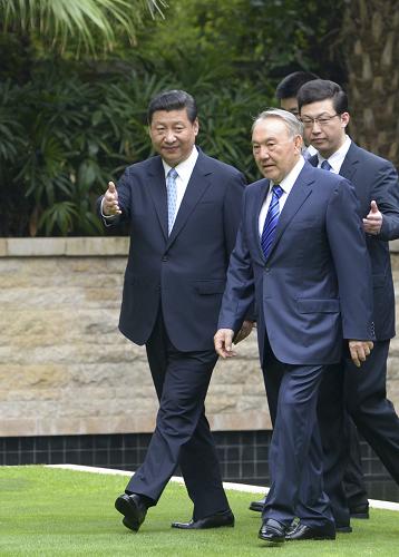 4月6日,中国国家主席习近平在海南三亚与来华进行国事访问并出席博鳌亚洲论坛2013年年会的哈萨克斯坦总统纳扎尔巴耶夫举行会谈。这是会谈前,习近平为纳扎尔巴耶夫举行欢迎仪式。 新华社记者 李学仁 摄