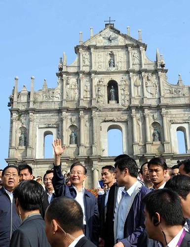 11月14日,国务院总理温家宝参观澳门大三巴牌坊。这是温家宝在澳门大三巴牌坊前向群众挥手致意。新华社记者 饶爱民 摄