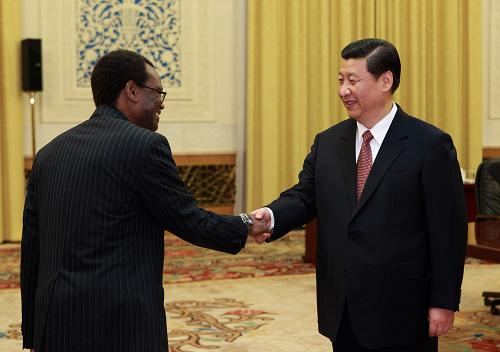 习近平与赞比亚副总统孔达举行会谈 10月22日,国家副主席习近平在北京人民大会堂与来华出席上海世博会国家馆日活动的赞比亚副总统孔达举行会谈。 新华社记者 庞兴雷 摄