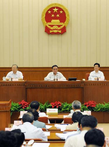 8月24日,十一届全国人大常委会第十次会议在北京人民大会堂举行第一次全体会议。全国人大常委会委员长吴邦国主持会议。 新华社记者 李涛 摄