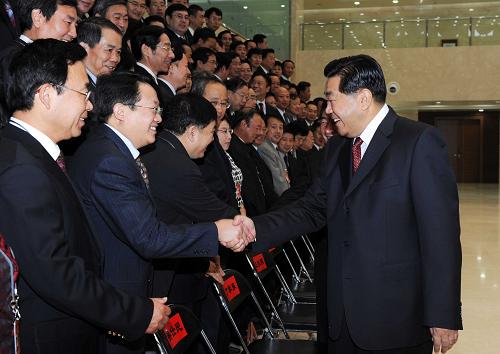 9月21日,中共中央政治局常委、全国政协主席贾庆林在北京出席中央组织部、中央党校、国家民委共同举办的省部级领导干部民族工作专题研讨班结业式并发表讲话。这是结业式开始前,贾庆林会见研讨班学员。 新华社记者 饶爱民 摄
