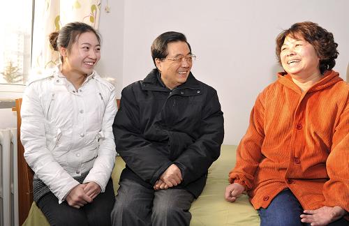 这是胡锦涛在朝阳区管庄路保障性住房常营项目丽景园小区,同廉租房住户亲切交谈。新华社记者 黄敬文 摄