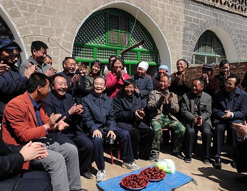 这是4月3日,温家宝在兴县张家湾村就土地、教育等问题和当地村民座谈。新华社记者 李涛 摄