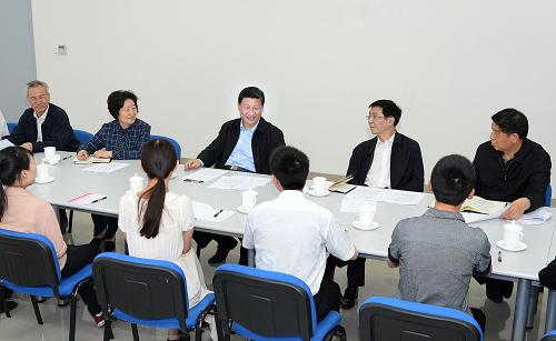 这是习近平在天津职业技能公共实训中心与高校毕业生、失业人员、农村富余劳动力代表座谈。 新华社记者李涛摄