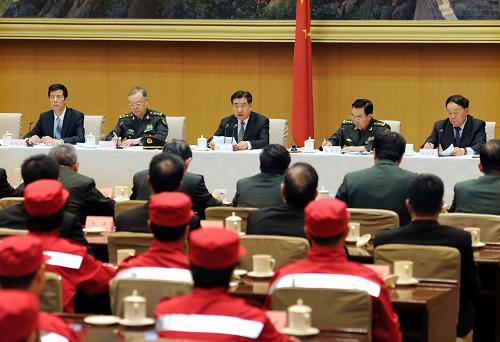 5月17日,中共中央政治局委员、国务院副总理回良玉在北京出席国家地震灾害紧急救援队成立10周年座谈会并讲话。新华社记者 李涛 摄