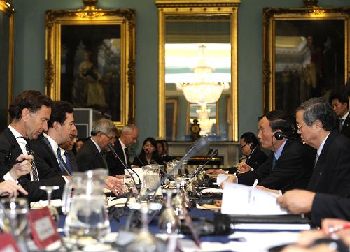 第四次中英经济财金对话在伦敦举行 9月8日,在英国首都伦敦,中国国务院副总理王岐山(前右二)与英国财政大臣奥斯本(左二)主持第四次中英经济财金对话。 新华社记者曾毅摄