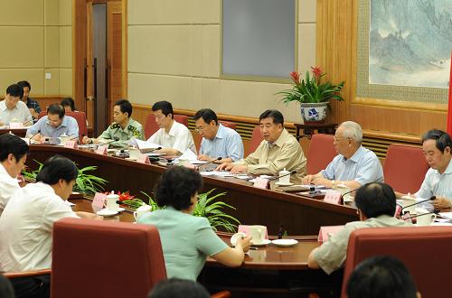 5月27日,中共中央政治局委员、国务院副总理、国务院抗震救灾总指挥部总指挥回良玉在北京主持召开总指挥部第16次会议,研究玉树地震灾区受灾群众过渡安置和灾后恢复重建对口援建工作。新华社记者 李学仁 摄