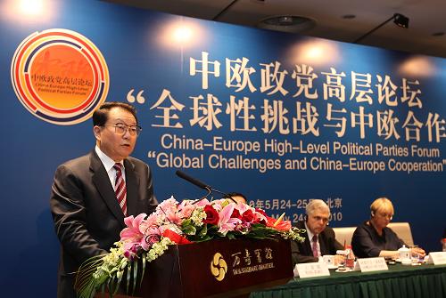 5月24日,中国共产党倡议并主办的中欧政党高层论坛在北京开幕。中共中央政治局常委李长春出席开幕式并发表题为“加强政党对话,推动共同发展”的主旨讲话。 新华社记者 鞠鹏 摄