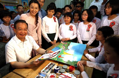 6月2日,正在缅甸进行正式访问的国务院总理温家宝参观仰光第一中学。这是温家宝在绘画教室与学生们交谈。新华社记者 姚大伟 摄