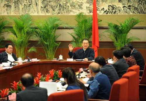 (1)温家宝主持召开座谈会 征求对政府工作报告的意见 1月21日至25日,国务院总理温家宝在中南海主持召开五次座谈会,征求对即将提请十一届全国人大一次会议审议的《政府工作报告》(征求意见稿)的意见。各民主党派中央、全国工商联负责人和无党派人士,经济、社会和自然科学领域的专家学者,科技、教育、卫生、文化、体育界代表,企业界代表和工人、农民等基层群众代表,分别出席了座谈会。 这是1月21日,温家宝在中南海主持召开座谈会,征求经济、社会和自然科学领域人士对《政府工作报告》(征求意见稿)的意见。 新华社记者饶爱民摄