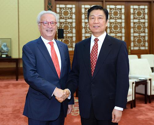 10月30日,中国国家副主席李源潮在北京会见由主席斯沃博达率领的欧洲议会社会党党团代表团。新华社记者 李涛 摄