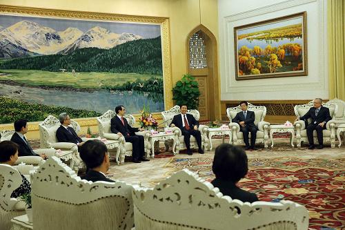 9月12日,中国国家副主席李源潮在北京会见香港特区政府公务员事务局局长邓国威率领的常任秘书长及部门首长国家事务研习班学员。新华社记者 刘卫兵 摄
