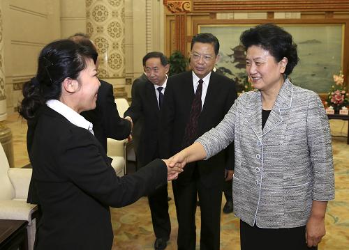 9月27日,侯伯宇同志先进事迹首场报告会在北京人民大会堂举行。报告会开始前,中共中央政治局委员、国务委员刘延东会见报告团全体成员。新华社记者 庞兴雷 摄