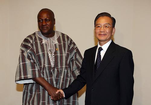 11月8日,中国国务院总理温家宝在埃及沙姆沙伊赫会见加纳副总统马哈马。