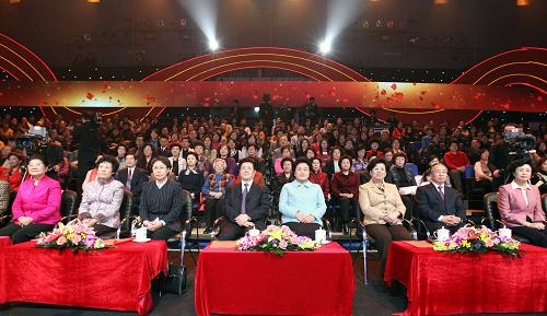 3月1日,以“展现时代巾帼风采、讴歌女性光荣使命”为主题的纪念三八国际劳动妇女节100周年专题文艺晚会在京举行。中共中央政治局委员、全国人大常委会副委员长、中华全国总工会主席王兆国,中共中央政治局委员、国务委员刘延东,全国人大常委会副委员长乌云其木格,全国人大常委会副委员长、全国妇联主席陈至立,全国人大常委会副委员长、民进中央主席严隽琪,国务委员戴秉国和顾秀莲出席了晚会。新华社记者 丁林 摄