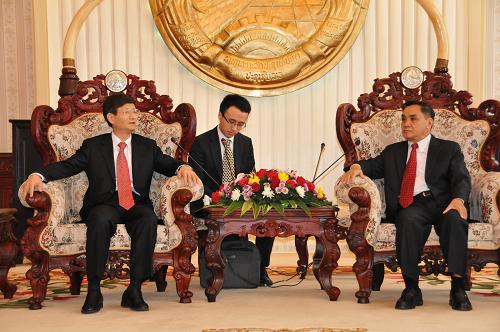 2月16日,老挝政府总理通辛·坦马冯(右一)在首都万象的总理府会见正在老挝访问的中国国务委员、公安部部长孟建柱(左一)。新华社记者 斯宏亮 摄