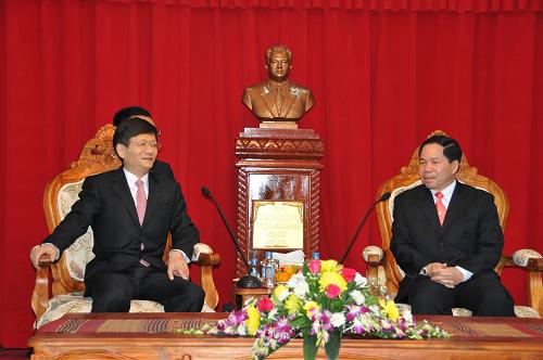 2月16日,在老挝首都万象,到访的中国国务委员、公安部部长孟建柱(左)与老挝公安部部长通班·森·阿蓬(右)举行会谈。 新华社记者 斯宏亮 摄