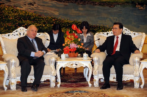 4月28日,中共中央政治局常委李长春在北京会见由主席约瑟夫·多尔率领的欧洲议会人民党党团代表团。 新华社记者 饶爱民 摄
