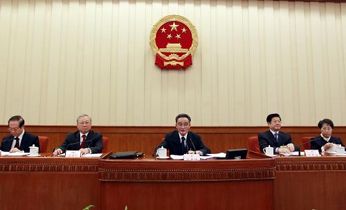 10月29日,十一届全国人大常委会第二十三次会议在完成各项议程后,在北京人民大会堂闭幕。会议经表决,通过了全国人大常委会关于修改兵役法的决定、关于修改居民身份证法的决定。国家主席胡锦涛分别签署第50号、51号主席令,公布了上述法律。吴邦国委员长主持会议。新华社记者 鞠鹏 摄