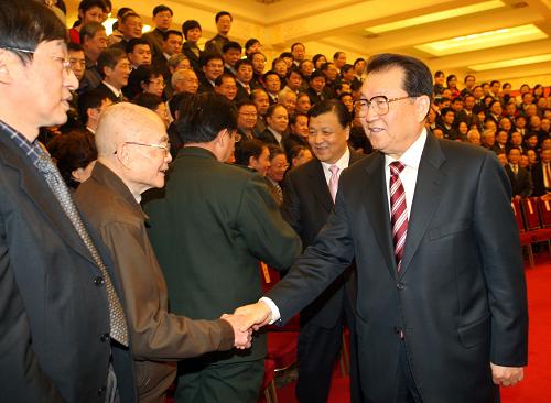 12月8日,中央宣传部、新闻出版总署在北京人民大会堂召开《辞海》第六版出版总结表彰大会。会前,中共中央政治局常委李长春亲切会见参加《辞海》第六版编纂出版工作的专家学者和出版工作者代表。 新华社记者 刘卫兵 摄