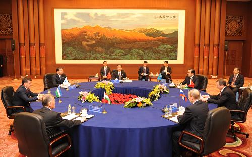 上海合作组织成员国总理第八次会议在京举行 10月14日,上海合作组织成员国总理第八次会议在北京人民大会堂举行。中国国务院总理温家宝主持会议。这是成员国总理举行小范围会谈。 新华社记者马占成摄