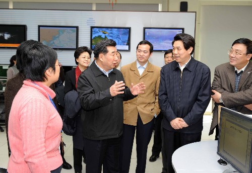 2月5日,在新春佳节即将到来之际,中共中央政治局委员、国务院副总理回良玉到中央气象台亲切看望慰问了气象工作者,代表党中央、国务院向他们致以节日的问候和良好的祝愿。 新华社记者 饶爱民 摄