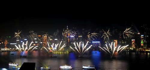 12月5日,烟花在维多利亚港上空绽放。当日,第五届东亚运动会开幕式在中国香港维多利亚港举行。新华社记者 吕小炜 摄