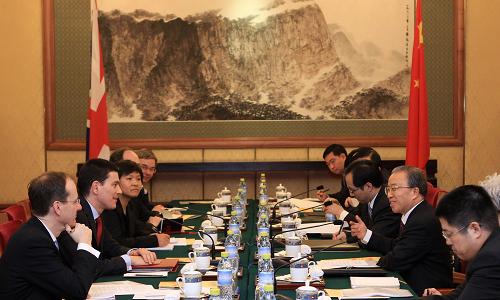 中英举行升级后首轮战略对话 3月16日,中国国务委员戴秉国同正在华访问的英国外交大臣米利班德在北京举行战略对话。这是中英战略对话机制由副外长级升级后的首轮对话。 新华社记者 庞兴雷摄