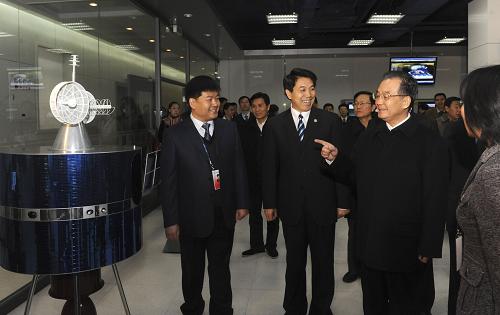 这是温家宝在国家卫星气象中心观看我国风云系列气象卫星模型。新华社记者李学仁 摄