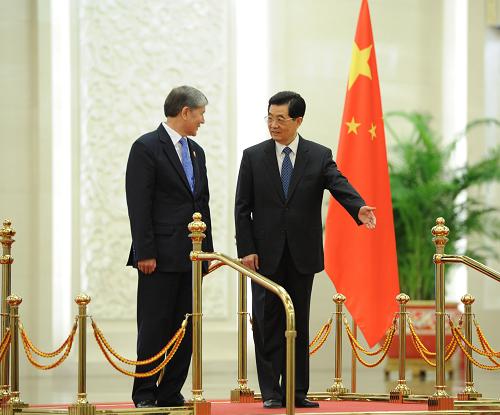 6月5日,中国国家主席胡锦涛在北京人民大会堂主持仪式,欢迎来华出席上海合作组织成员国元首理事会第十二次会议,并对中国进行访问的吉尔吉斯斯坦总统阿坦巴耶夫。新华社记者 马占成 摄