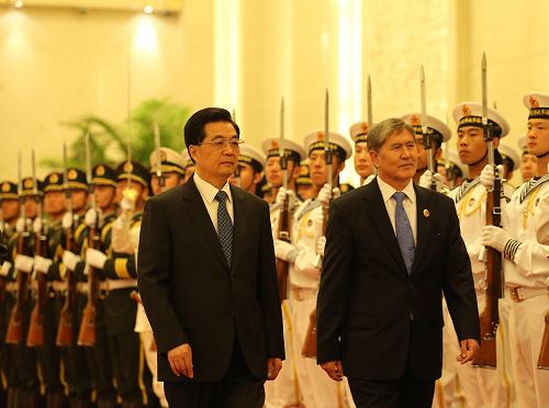 6月5日,中国国家主席胡锦涛在北京人民大会堂主持仪式,欢迎来华出席上海合作组织成员国元首理事会第十二次会议,并对中国进行访问的吉尔吉斯斯坦总统阿坦巴耶夫。新华社记者 姚大伟 摄
