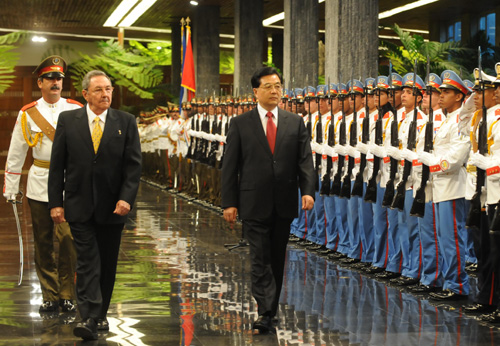 11月18日,国家主席胡锦涛在哈瓦那革命宫出席古巴国务委员会主席兼部长会议主席劳尔·卡斯特罗为他到访举行的隆重欢迎仪式。新华社记者 李学仁 摄