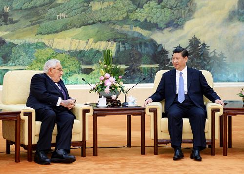 4月24日,中国国家主席习近平在北京人民大会堂会见美国前国务卿基辛格。新华社记者 李涛 摄