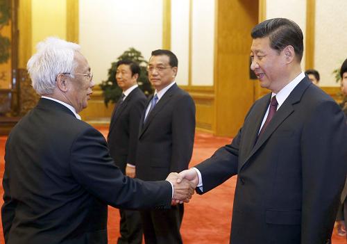 4月3日,国家主席习近平、国务院总理李克强、国家副主席李源潮在北京人民大会堂集体会见180位外国驻华使节及国际组织驻华代表。这是习近平同驻华外交团代理团长、马达加斯加驻华大使希科尼纳握手。新华社记者 鞠鹏 摄