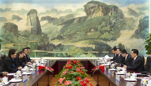 4月18日,中国国家主席胡锦涛在北京人民大会堂会见泰国总理英拉。新华社记者 李学仁 摄