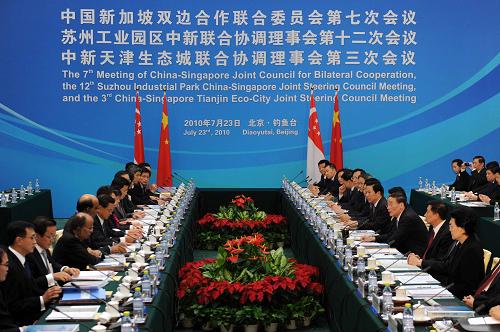 7月23日,国务院副总理王岐山与新加坡副总理黄根成共同出席中新双边合作联合委员会第七次会议、苏州工业园区中新联合协调理事会第十二次会议、中新天津生态城联合协调理事会第三次会议。新华社记者 李涛 摄