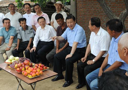 7月6日至8日,中共中央政治局常委、中央书记处书记、国家副主席习近平在辽宁调研。 这是7月7日,习近平在营口市鲅鱼圈区熊岳镇郭屯村村民宋祥军家中同乡亲们座谈。 新华社记者 马占成 摄
