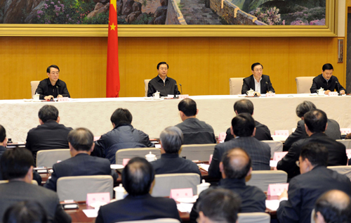 1月12日,国务院在北京召开全国安全生产电视电话会议。中共中央政治局委员、国务院副总理、国务院安全生产委员会主任张德江出席会议并讲话。新华社记者 李涛 摄