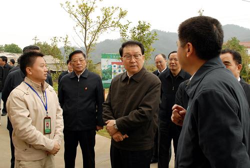 11月16日至20日,中共中央政治局常委李长春在福建考察工作。这是11月18日,李长春在福建省南平市星村镇黄村文化信息站调研。新华社记者李大宏摄