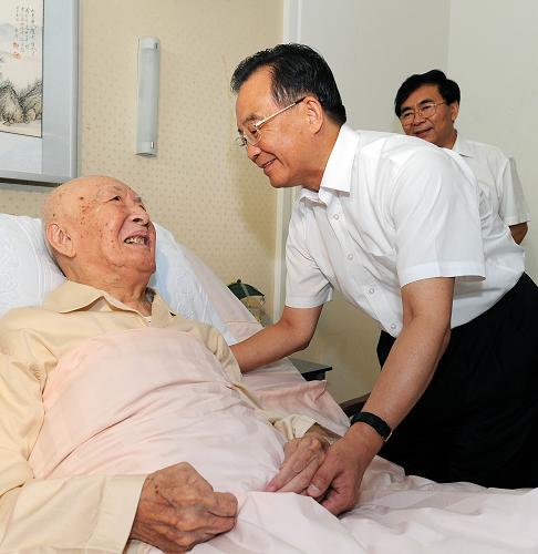 这是温家宝来到解放军总医院,看望在原子弹、氢弹研制中作出过突出贡献的“两弹一星”功勋奖章获得者、著名物理学家朱光亚。 新华社记者 饶爱民 摄