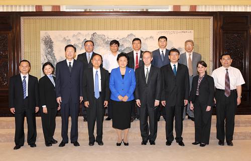 8月27日,国务委员刘延东在北京中南海会见美国加州大学圣巴巴拉分校校长杨祖佑(前排左四)和加州理工学院校长钱缪(前排右四)一行。新华社记者 马占成 摄