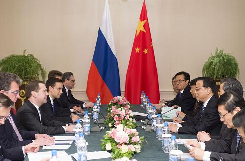 11月29日,正在乌兹别克斯坦出席上海合作组织成员国总理第十二次会议的国务院总理李克强在塔什干会见俄罗斯总理梅德韦杰夫。 新华社记者 李学仁 摄