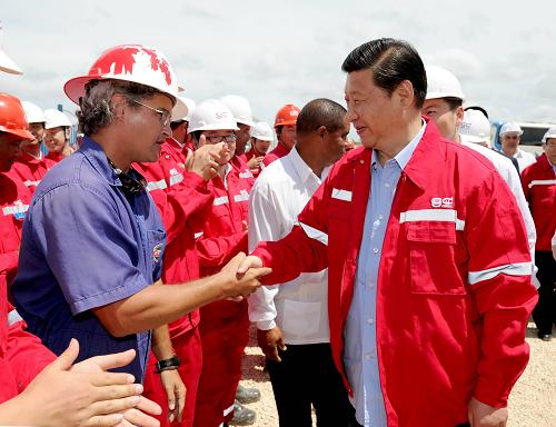 习近平考察中石油长城钻探工程公司古巴项目 当地时间6月6日,正在古巴访问的中国国家副主席习近平考察中石油长城钻探工程公司古巴项目。这是习近平在中石油长城钻探工程公司古巴项目工地与员工握手。 新华社记者 马占成 摄